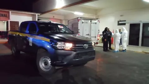 Mujer sobrevive a violento ataque a machetazos, pero su agresor se envenena y muere