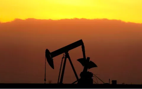 La COVID-19 acelera  tendencia  divergente de consumo   petrolero