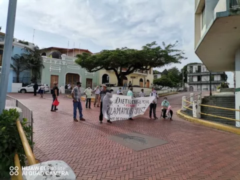 Víctimas y familiares afectados por el dietilenglicol protestan de forma simultánea en diferentes puntos del país 