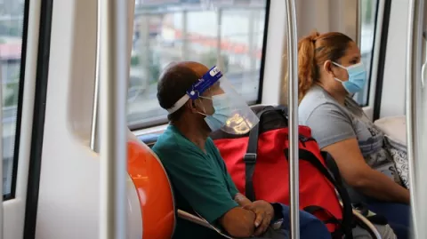 Metro de Panamá promueve el uso de pantallas faciales para evitar contagios de COVID-19
