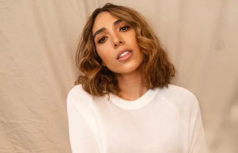 Patty Castillo al estilo de Naomi Campbell con un traje de protección contra la COVID-19