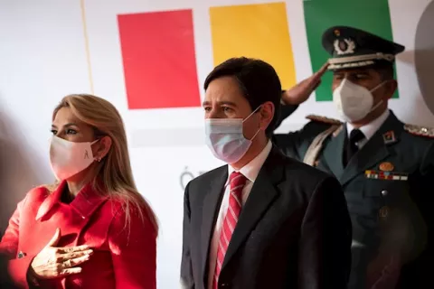 La presidenta interina Jeanine Áñez anima a los bolivianos a votar en paz