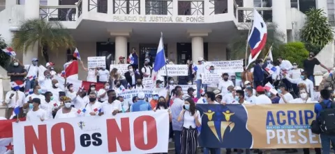Asociaciones y grupos en contra del matrimonio igualitario protestan en la Corte Suprema de Justicia