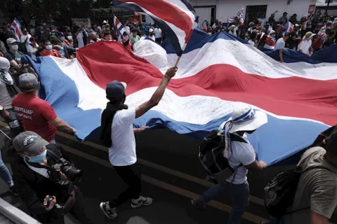 Policía y manifestantes se enfrentan cerca de la Casa Presidencial en Costa Rica