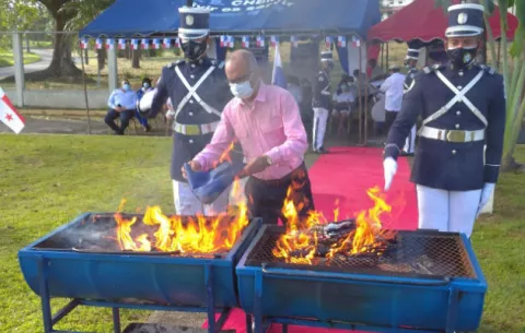 Con la quema de banderas inician actividades previas a los festejos patrios en Colón