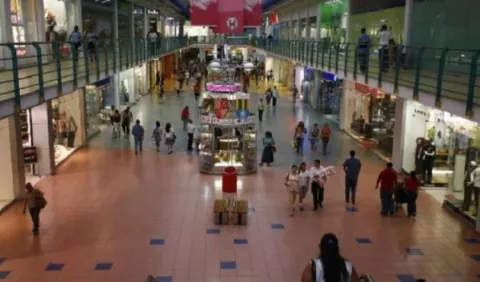 Cuestionan decisión del Gobierno de mantener toque de queda y cuarentena total los domingos, mientras reabre actividades  más peligrosas de contraer COVID-19