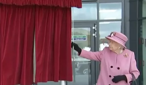 La Reina Elizabeth II y el príncipe William son criticados por no usar cubrebocas en público
