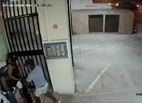 [VIDEO] Le roban a un hombre que intenta ingresar a un edificio en el área de Perejil