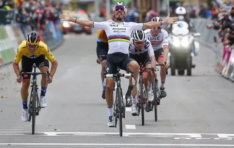 Festejó antes de tiempo, pero no había ganado; Roglic le dañó la fiesta a Alaphilippe