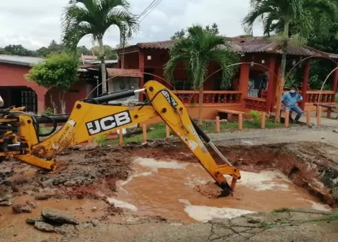 Rotura de tubería causa daños en residencias de Villa Verde en Barrio Balboa, La Chorrera 