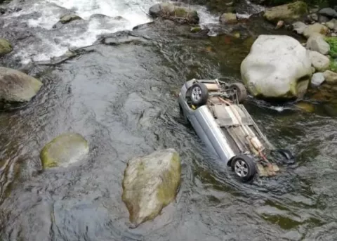 Se salvan de milagro tras caer al río en el sector de Bajo Mono en el distrito de Boquete 