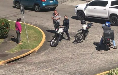 Sujetos roban automóvil a un hombre en Pueblo Nuevo, dentro del vehículo se encontraba el hijo de la víctima,  un menor de edad