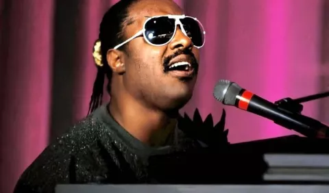 Stevie Wonder estrenó dos  canciones