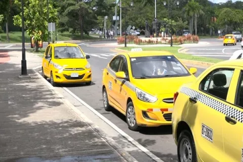 Taxistas piden el levantamiento total de la restricción de movilidad por número de placa 
