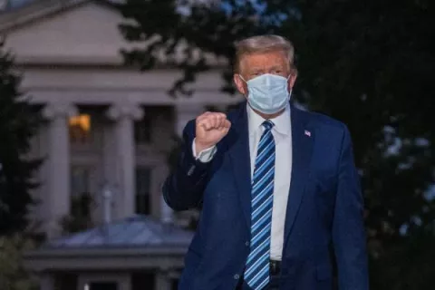 Donald Trump insinúa que es inmune al virus de la COVID-19  y anima a la gente a salir