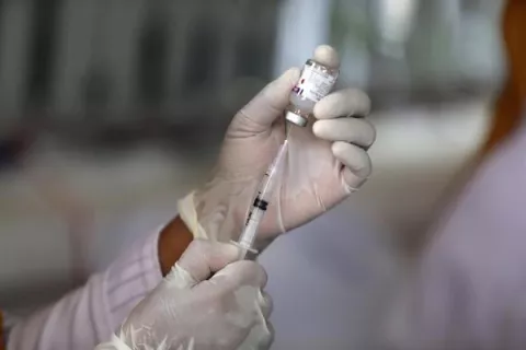 Johnson & Johnson detiene ensayos de la vacuna contra la COVID-19 por enfermedad de un participante