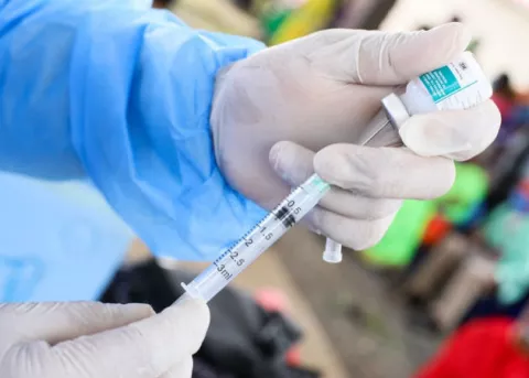 Brasil informa de la muerte de un voluntario de la vacuna de Oxford contra la COVID-19
