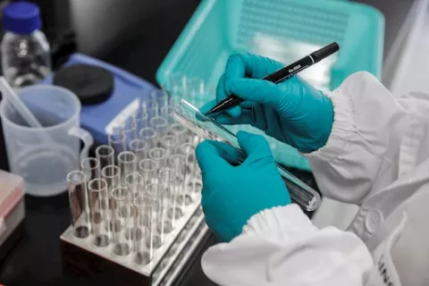 Moderna concluye la inscripción de 30 mil personas para prueba de su vacuna