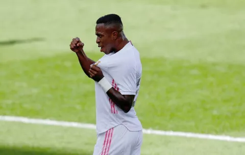 Vinicius y Benzema ponen de líder al Real Madrid en la liga española