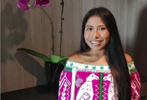 Yalitza Aparicio luce un nuevo 'look' para apoyar la lucha contra el cáncer