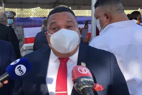 Alcalde Alex Lee recula y suspende el toque de queda en el distrito de Colón