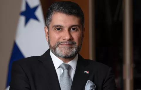 Revista Forbes Centroamérica reconoce a gerente de Caja de Ahorros