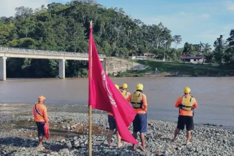 Colocarán banderas rojas en playas y ríos como advertencia ante situación climática en el país 