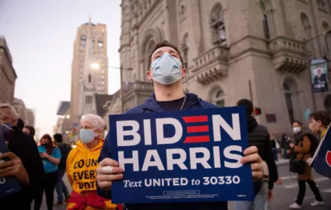 El demócrata Joe Biden roza la victoria mientras Trump desafía el escrutinio en tres estados