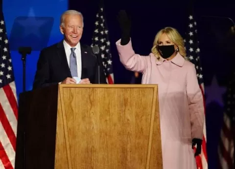 Donald Trump acusa a los demócratas de 'intentar robar' las elecciones, mientras que Biden pide no perder la fe