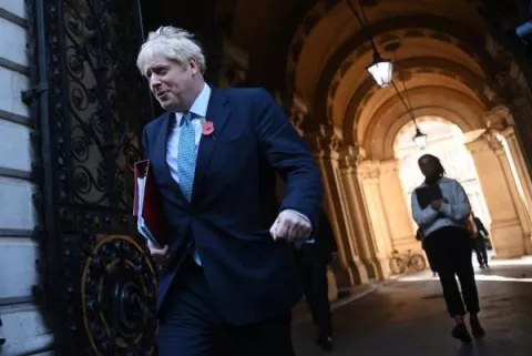 Boris Johnson pide no confiar en la vacuna de Pfizer como una 'solución' definitiva