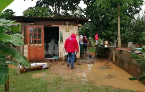 Desbordamiento del río Caimito afecta 45 viviendas en Barrio Balboa y Barrio Colón en La Chorrera