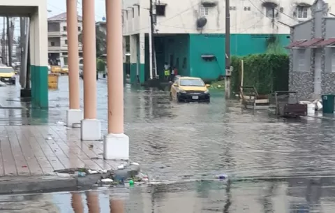 Las fuertes lluvias de temporada inundan las calles de la ciudad de Colón