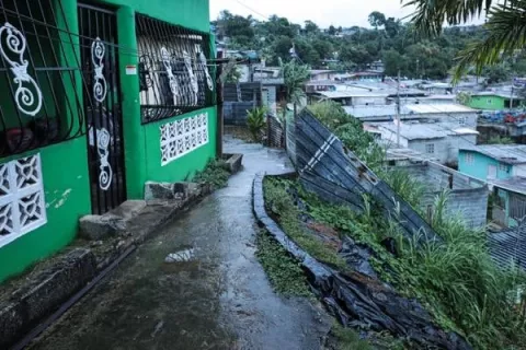 Desalojan a familias en San Miguelito que residen cercanas a zonas de riesgo