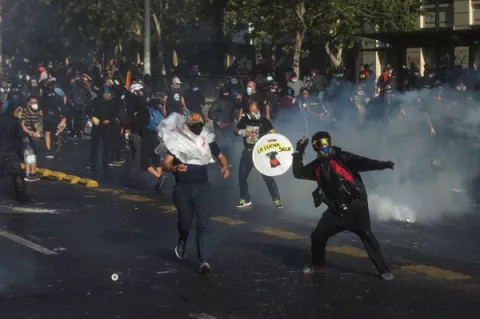 Incidentes marcan las protestas contra el presidente Sebastián Piñera y por la liberación de presos