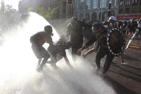 Marchas contra Sebastián Piñera y violentos desmanes dejan 74 detenidos en Chile