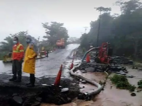 Fuertes lluvias provocan el colapso de la carretera en Los Planes de Gualaca