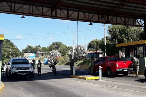 Un detenido durante el decomiso de unos 325 mil dólares en el puesto de control de San Isidro