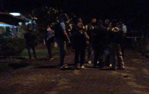 Mientras tomaban cerveza buscó un cuchillo y apuñaló a su hermano