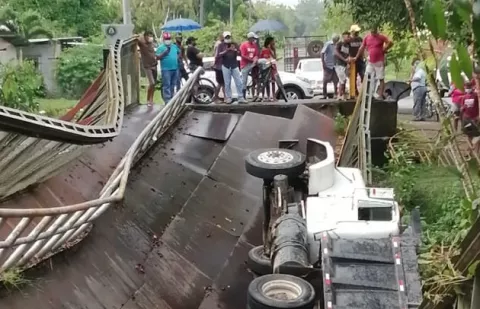 Colapsa puente en Progreso de Barú, una persona resulta herida