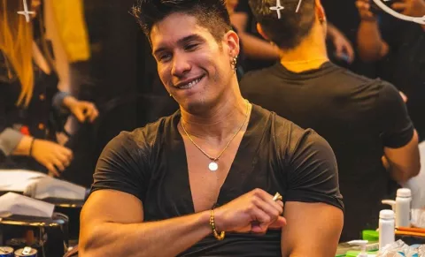 Chyno Miranda lucha contra una enfermedad que le impedía caminar, está en rehabilitación física