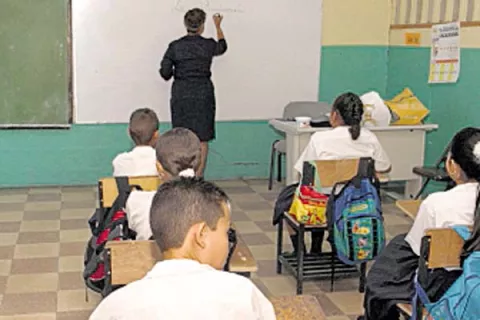 Docentes rechazan dar clases semipresenciales para el período escolar  2021