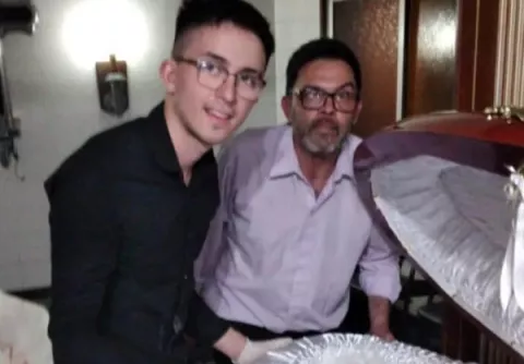 Habló uno de los empleados que se fotografió junto al cadáver de Maradona: 'Pido perdón a todos'