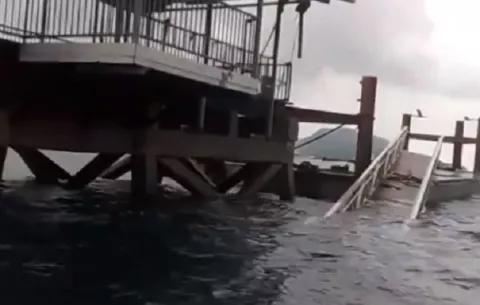 Colapsa parte del muelle de Taboga debido al mal tiempo