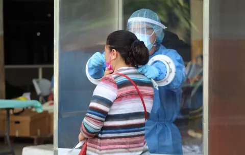 Asintomáticos enfrentan  doble amenaza al contagiarse en silencio de COVID-19