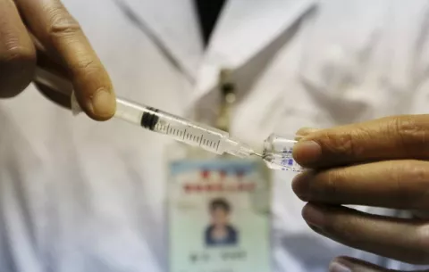'Millones de dosis de vacunas llegarán en 2021, pero no acabarán de inmediato con la crisis'