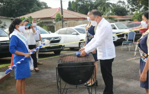 Empresarios y autoridades en Chiriquí creman banderas en desuso tras postergación por Eta