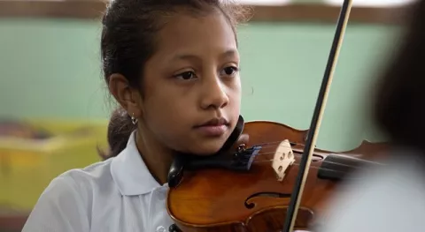 Cristina De Gracia, violinista panameña, fue escogida como 'Joven Intérprete 2020'