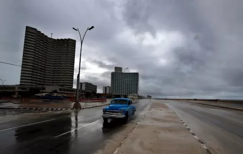 La tormenta tropical Eta deja inundaciones en el sur de Florida pero no la golpeará como huracán