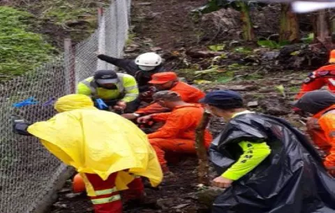 Autoridades tratan de reabrir vías afectadas y llevar la ayuda a personas damnificadas por la inundaciones y deslizamientos
