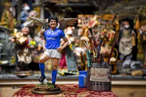 Diego Maradona ya es un santo en los pesebres de Nápoles